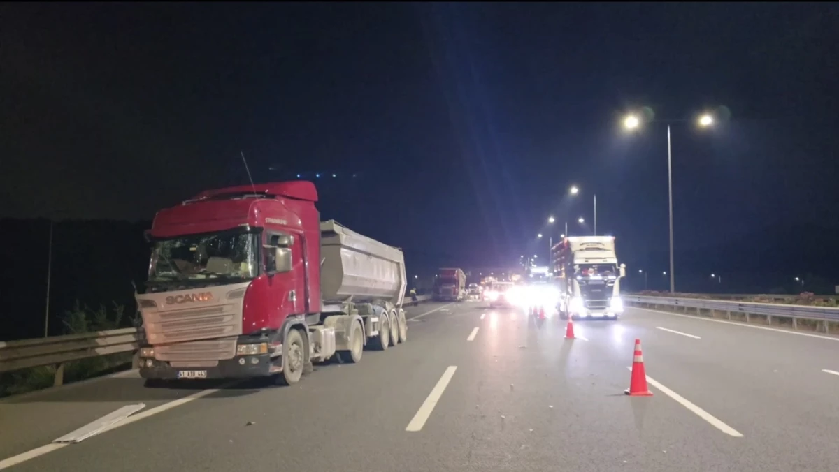 Kuzey Marmara Otoyolu’nda TIR’a arkadan gelen kamyon çarptı, şoför hayatını kaybetti